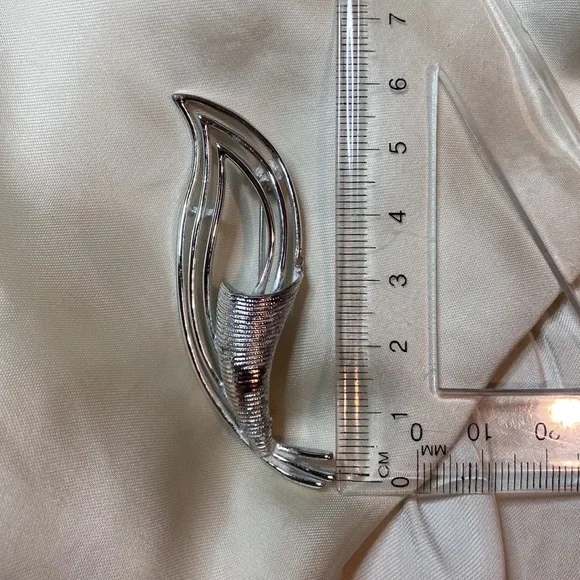 Sarah Cov Pin 🩶 - Picture 5 of 5